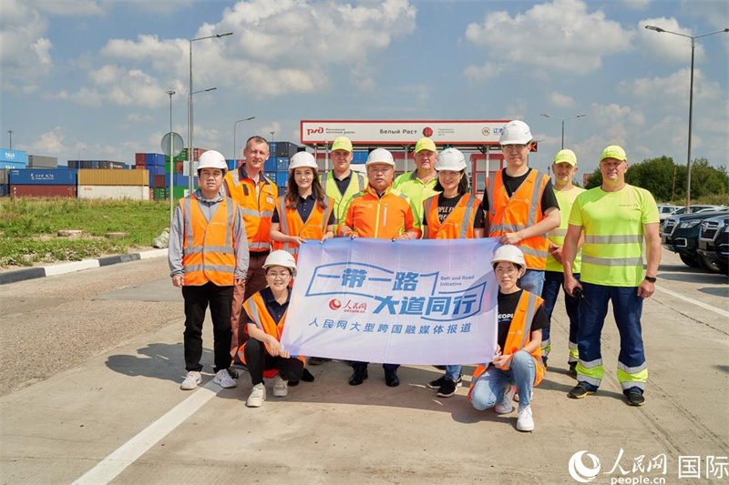 人民網(wǎng)記者在莫斯科別雷拉斯特物流中心采訪。