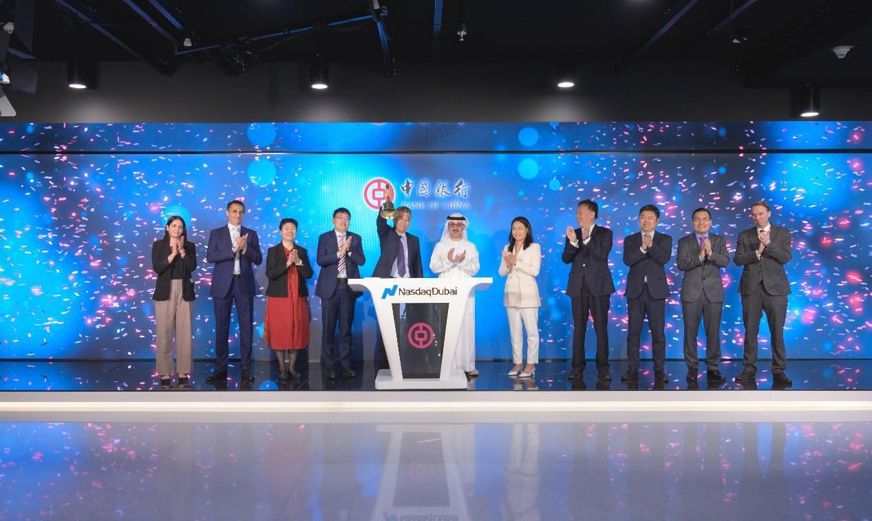 圖為中外嘉賓出席搖鈴儀式。迪拜納斯達(dá)克供圖