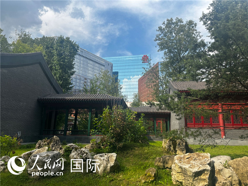 莫斯科中國(guó)貿(mào)易中心的中式園林“華銘園”一角。人民網(wǎng)記者 申佳平攝