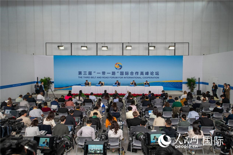 10月16日，第三屆“一帶一路”國(guó)際合作高峰論壇新聞中心在北京國(guó)家會(huì)議中心舉行首場(chǎng)吹風(fēng)會(huì)，邀請(qǐng)自然資源部國(guó)際合作司和相關(guān)單位負(fù)責(zé)人介紹有關(guān)情況，并回答記者提問。人民網(wǎng)記者 翁奇羽攝
