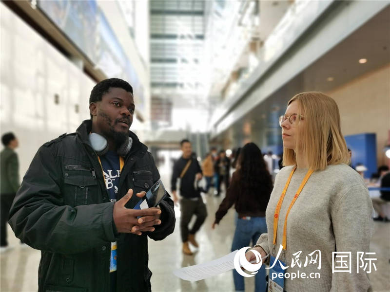 剛果（金）未來集團廣播電視部記者雨果-恩澤扎接受人民網(wǎng)采訪。人民網(wǎng) 孫鴻宇攝