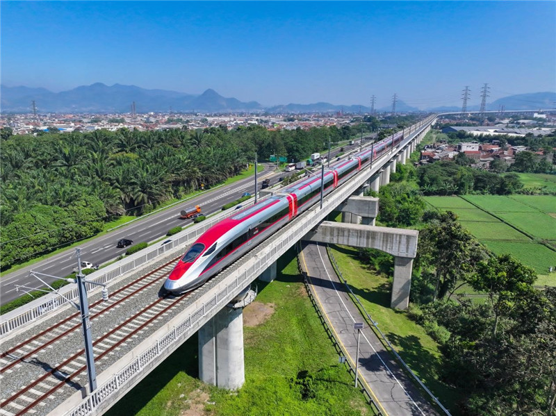 奔馳在雅萬(wàn)高鐵上的動(dòng)車組。中車青島四方機(jī)車車輛股份有限公司供圖