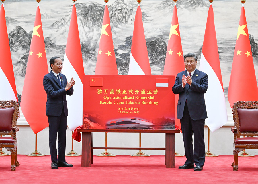10月17日下午，國家主席習(xí)近平在北京人民大會堂同來華出席第三屆“一帶一路”國際合作高峰論壇并進(jìn)行國事訪問的印度尼西亞總統(tǒng)佐科舉行會談。會談后，兩國元首共同為雅萬高鐵正式開通運營揭幕。