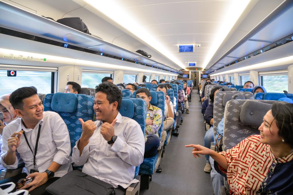 10月17日，乘客在行駛中的雅萬高鐵高速動車組列車車廂內(nèi)交談。