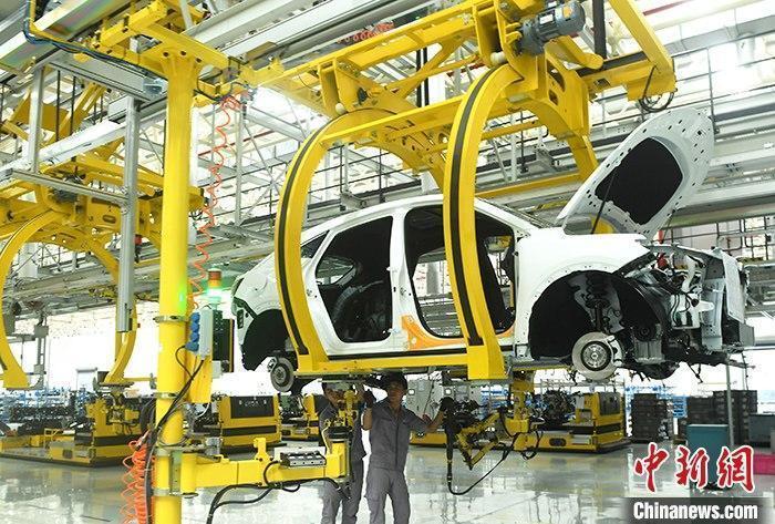 資料圖：汽車生產車間內的工作人員正在組裝車輛。 <a target='_blank' href='/'><p  align=