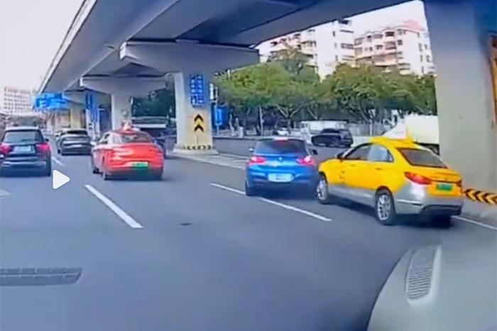 視頻截圖顯示，發(fā)生碰撞的剎那，出租車后方似乎確有車燈點亮。