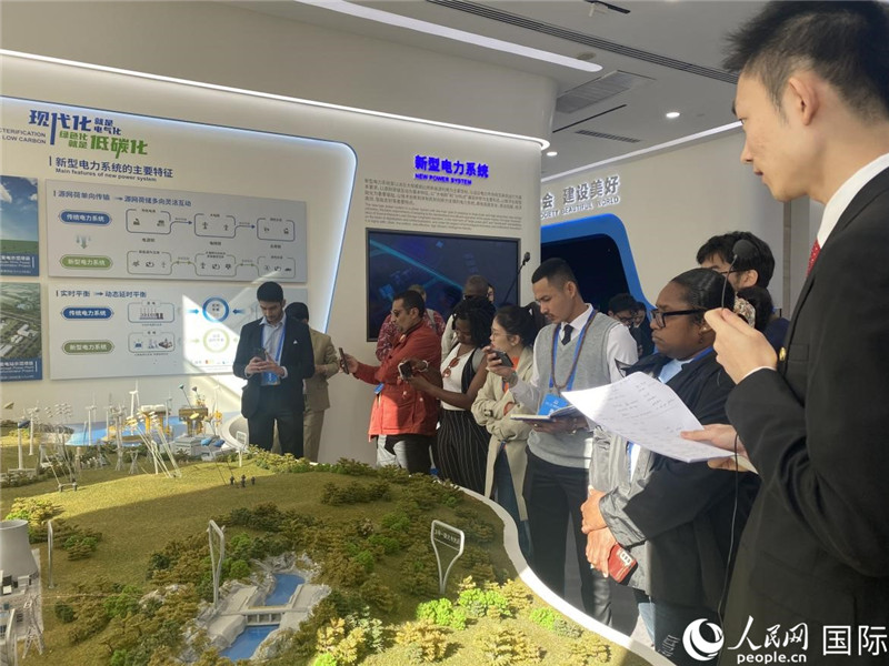 2023“一帶一路”媒體合作論壇聯(lián)合采訪團(tuán)參訪中國能建。人民網(wǎng)記者 于洋攝