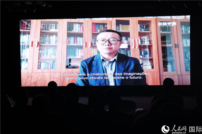 長篇小說《三體》作者劉慈欣通過視頻致辭。 人民網(wǎng)記者 時元皓攝