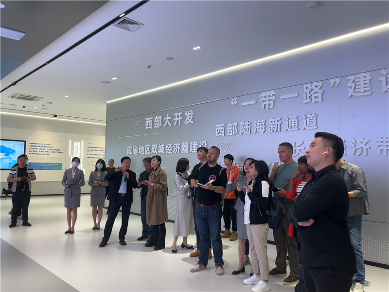 （成都國(guó)際鐵路港展廳，中外記者邊聽(tīng)邊記，了解成都國(guó)際鐵路港運(yùn)行情況 趙橙涔攝