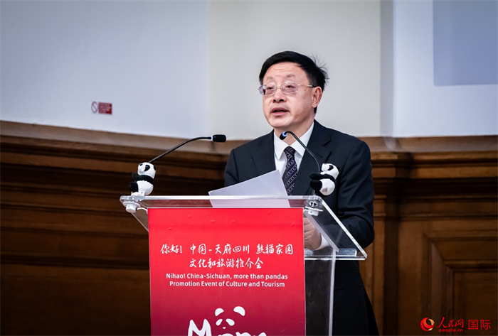 四川省文化和旅游廳廳長戴允康作文化旅游推介。人民網(wǎng) 郭錦標(biāo)攝
