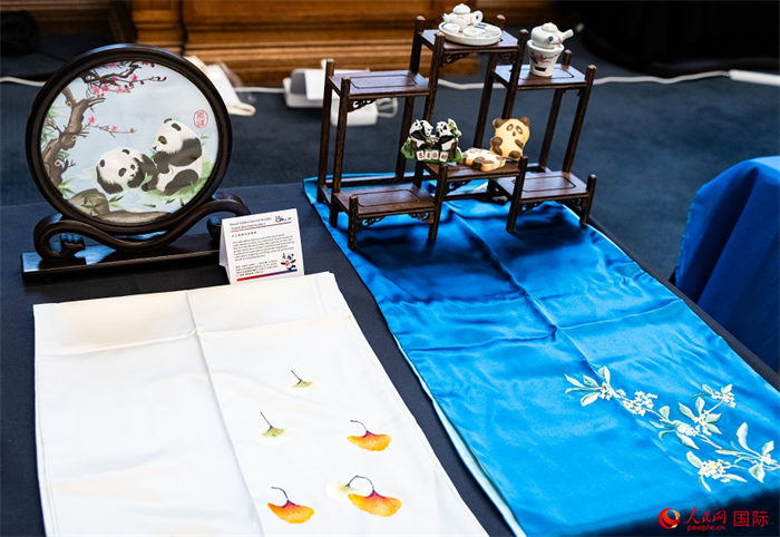 活動(dòng)現(xiàn)場(chǎng)的現(xiàn)場(chǎng)文創(chuàng)展、互動(dòng)體驗(yàn)區(qū)、非遺區(qū)展示。人民網(wǎng) 郭錦標(biāo)攝