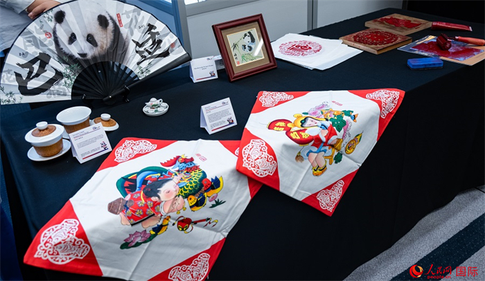 活動(dòng)現(xiàn)場(chǎng)的現(xiàn)場(chǎng)文創(chuàng)展、互動(dòng)體驗(yàn)區(qū)、非遺區(qū)展示。人民網(wǎng) 郭錦標(biāo)攝