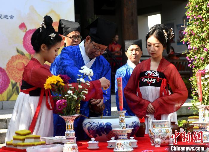 資料圖：圖為傳統(tǒng)重陽祭酒儀式。　呂明 攝