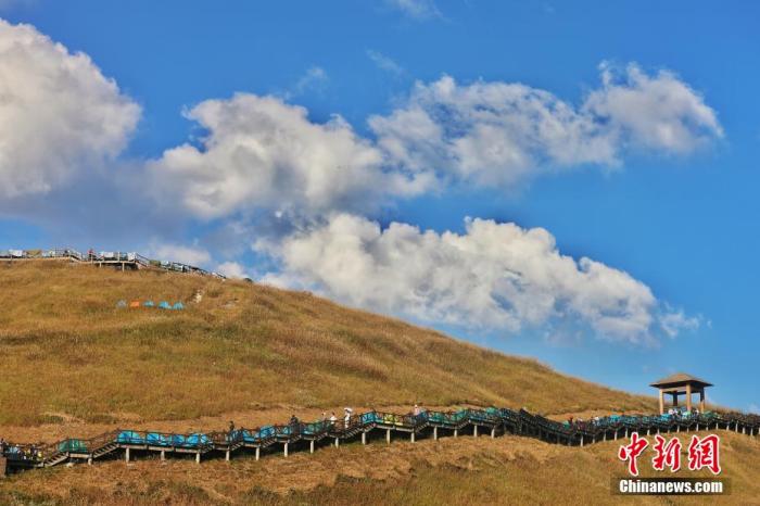 資料圖：圖為江西武功山高山草甸旁的登山步道，游客在登山。 劉力鑫 攝