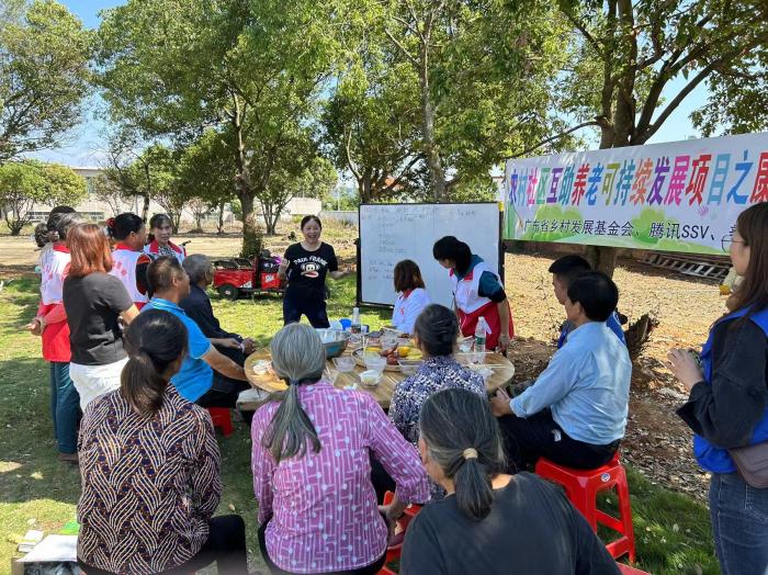 10月23日，廣東韶關(guān)農(nóng)村的互助養(yǎng)老探索，結(jié)合仁化縣董塘鎮(zhèn)新龍村的重陽節(jié)活動，將村支書、婦女主任、項目管理人員、新龍村助老員、村民志愿者、健康熱心的老人聚集在一起。 受訪者供圖