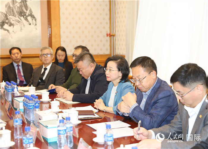 1.2023年10月30日，沈敏娟（右三）大使與中企代表座談。人民網(wǎng)記者 霍文攝
