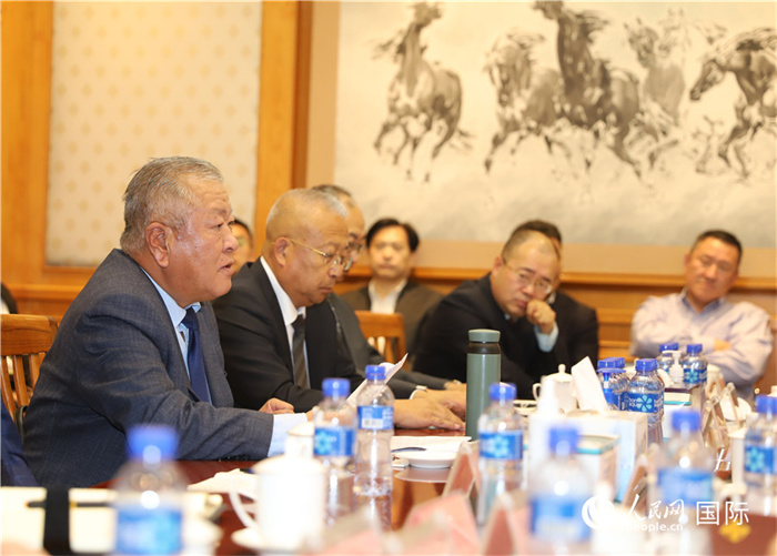 2.2023年10月30日，張義波（左一）會長匯報商會工作情況。人民網(wǎng)記者 霍文攝