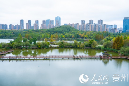 秋日時(shí)節(jié)，觀山湖公園景色美不勝收。人民網(wǎng) 陽茜攝