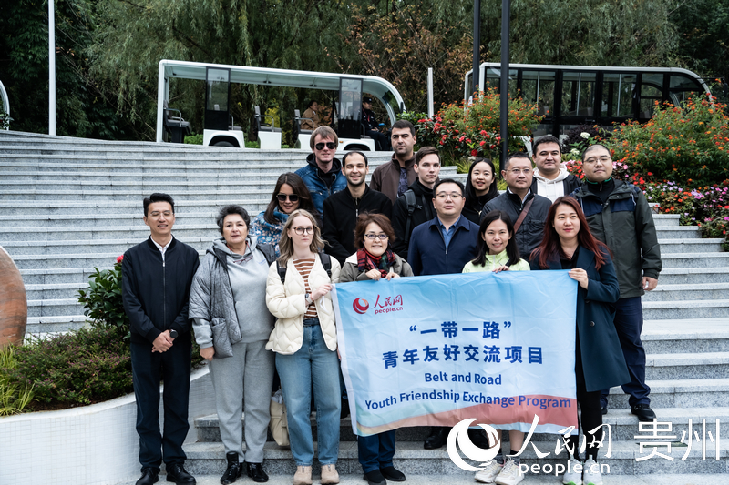 合影留念。人民網(wǎng) 陽茜攝