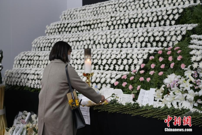當?shù)貢r間11月1日23時45分許，韓國民眾在位于首爾廣場的集體焚香所悼念梨泰院踩踏事故遇難者。 <a target='_blank' href='/'><p  align=