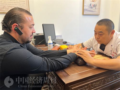  （外媒記者走進(jìn)中醫(yī)堂，問診中醫(yī)名師。中國經(jīng)濟(jì)周刊記者 郭志強(qiáng)攝）