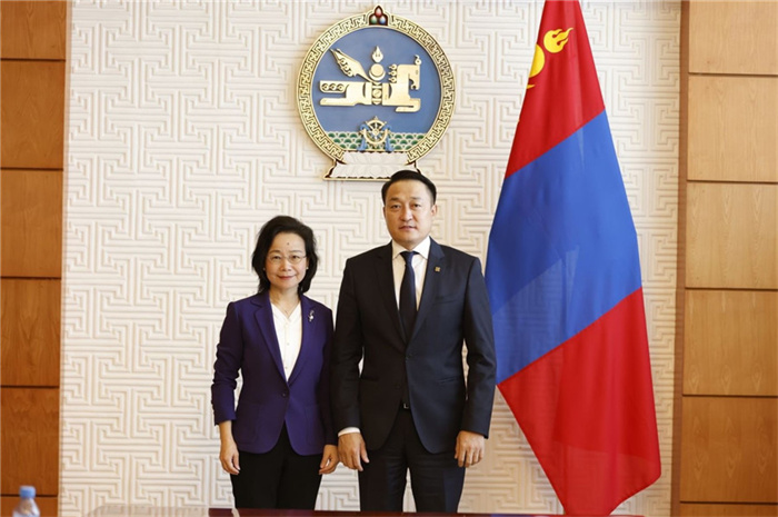 10月31日，中國(guó)駐蒙古國(guó)大使沈敏娟到任拜會(huì)蒙政府辦公廳主任兼蒙古人民黨總書記阿瑪爾巴伊斯格楞（右）。中國(guó)駐蒙古使館供圖