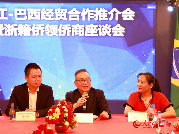 浙江海外聯(lián)誼會常務(wù)副會長徐旭（中）和與會僑領(lǐng)僑商座談。人民網(wǎng)記者 陳海琪攝