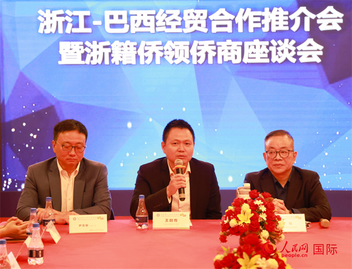 中國駐里約代總領(lǐng)事王尉育（中）在活動中致辭。人民網(wǎng)記者 陳海琪攝