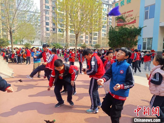 資料圖：小學(xué)生在大課間踢毽子。黃建 攝