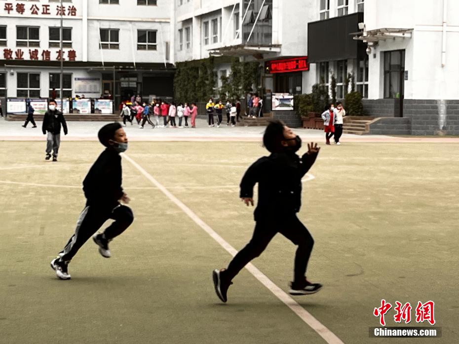 資料圖：學(xué)生們在課間玩耍。
