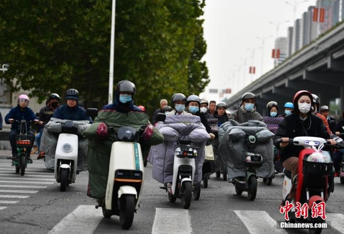 11月3日，河北石家莊迎降溫天氣，市民“捂”裝出行。 <a target='_blank' href='/'><p  align=