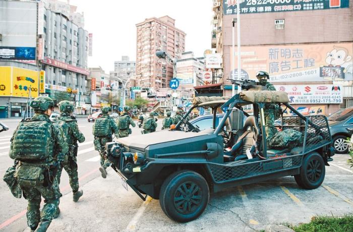 圖為2021年臺(tái)陸軍特種作戰(zhàn)指揮部在演習(xí)。圖片來(lái)源：臺(tái)灣《中國(guó)時(shí)報(bào)》。