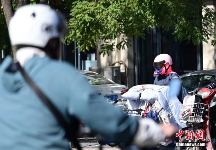 石家莊街頭，市民紛紛穿上厚厚的外套“捂”裝前行。 <a target='_blank' href='/'><p  align=