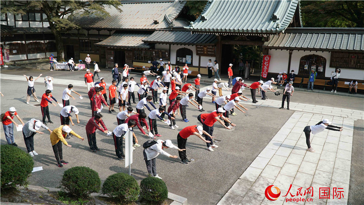 開跑前，中日青少年一起做熱身運動。人民網(wǎng) 蔣曉辰攝