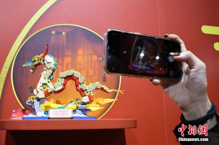 第六屆中國(guó)國(guó)際進(jìn)口博覽會(huì)舉行，消費(fèi)品展區(qū)展出以生肖龍為題材的中國(guó)元素產(chǎn)品。<a target='_blank' href='/'><p  align=