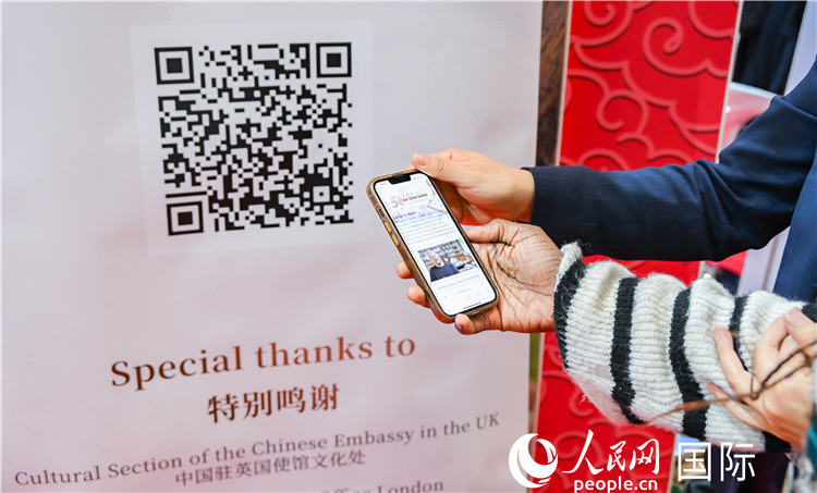 觀眾掃碼《我們的中國(guó)故事》系列視頻。人民網(wǎng) 郭錦標(biāo)攝