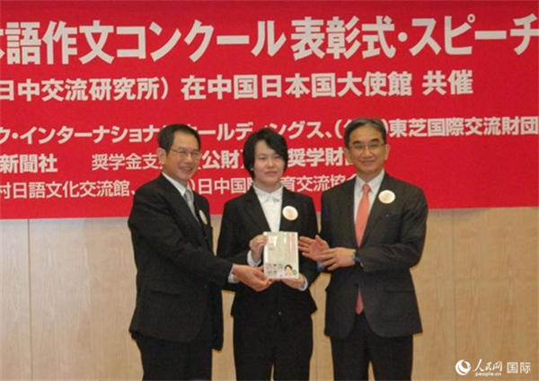 日本駐華大使垂秀夫（右一）、日本僑報(bào)社總編輯段躍中（左一）和趙志琳同學(xué)合影留念。人民網(wǎng)記者 陳建軍攝