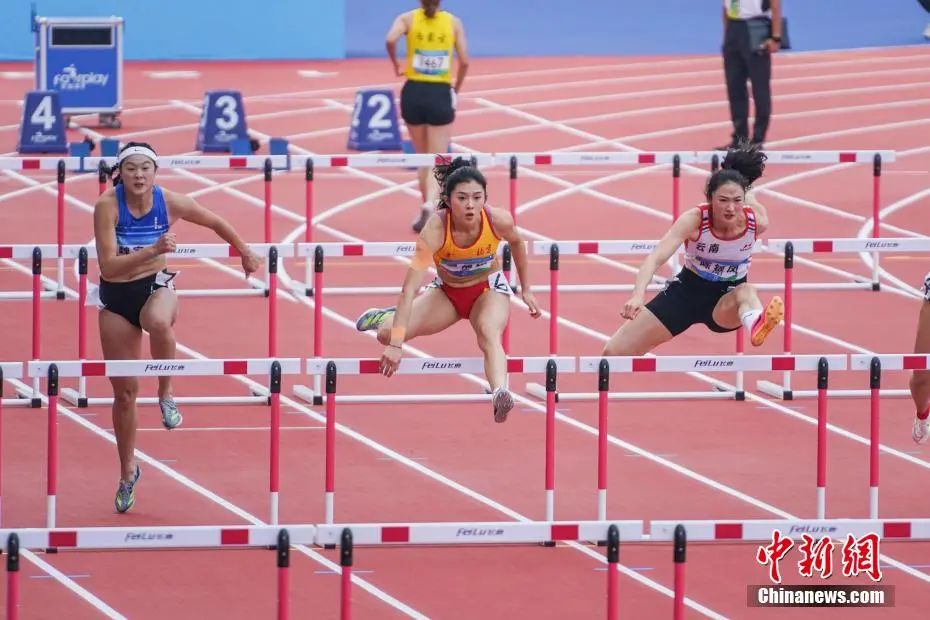 第一屆全國學生(青年)運動會田徑女子大學乙組100米欄決賽中，吳艷妮輕松奪冠。圖為吳艷妮在比賽中。陳冠言 攝