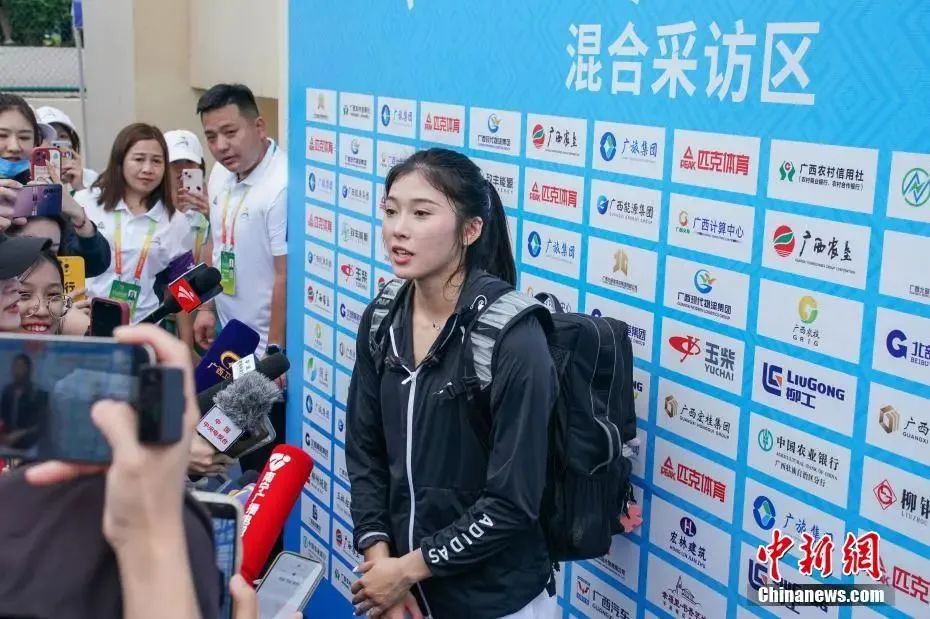圖為吳艷妮在10日比賽結束后接受媒體采訪。陳冠言 攝