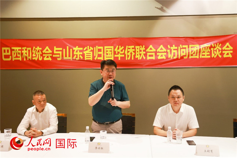 中國僑聯(lián)副主席、山東省僑聯(lián)主席李興鈺（中）在座談會上致辭。人民網(wǎng)記者 陳海琪攝