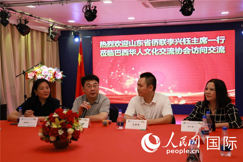 山東省僑聯(lián)主席李興鈺（左二）和與會(huì)僑領(lǐng)座談。人民網(wǎng)記者宋亦然攝