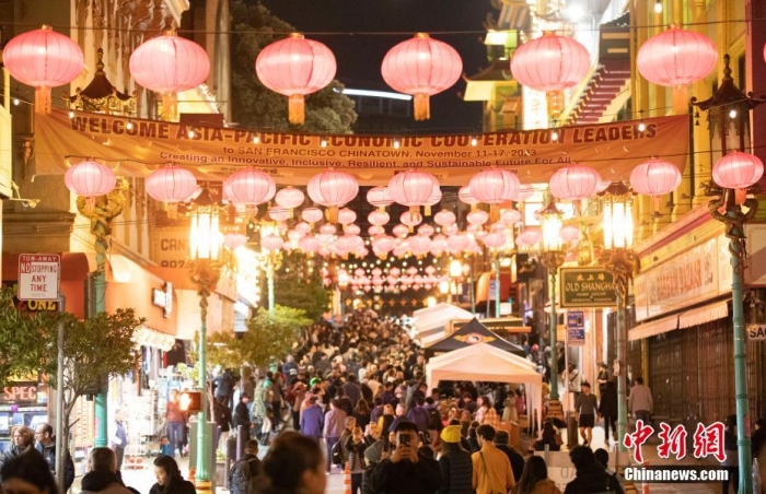 當(dāng)?shù)貢r間11月10日，美國舊金山唐人街夜市人頭攢動。亞太經(jīng)合組織(APEC)第三十次領(lǐng)導(dǎo)人非正式會議將在舊金山舉行，當(dāng)?shù)靥迫私钟媱澟e辦包括夜市在內(nèi)的多場活動，以吸引與會者、游客和市民的光顧。<a target='_blank' href='/'><p  align=