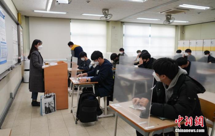 12月3日，延遲近一個月的韓國高考舉行。據(jù)韓國教育部消息，今年考生約49.34萬人，創(chuàng)歷史最低紀(jì)錄。圖為在首爾某考點內(nèi)，考桌上設(shè)有隔板。
