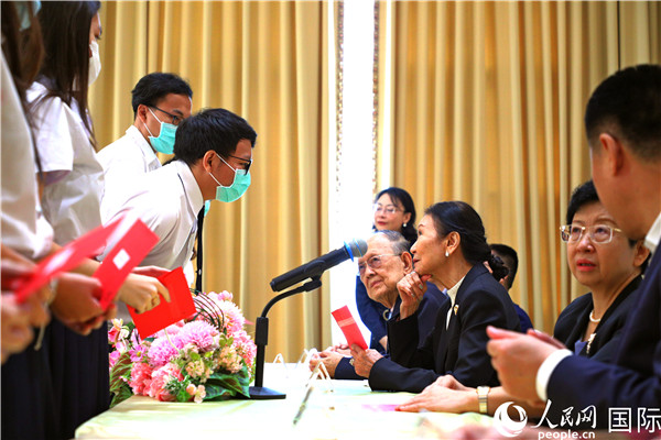 圖為獎助學(xué)金頒發(fā)現(xiàn)場。人民網(wǎng)記者 白元琪攝