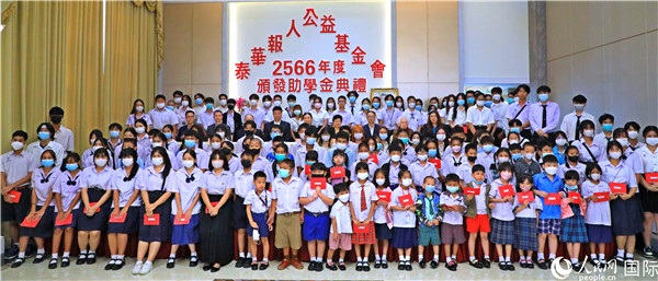 圖為出席嘉賓和現(xiàn)場獲獎學(xué)生合影留念。人民網(wǎng)記者 白元琪攝