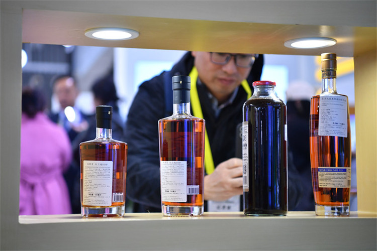 11月16日，觀眾在第七屆絲博會上參觀阿塞拜疆展位上的酒水產品。新華社記者 邵瑞 攝
