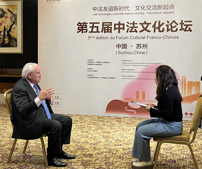 法國(guó)前總理、法國(guó)展望與創(chuàng)新基金會(huì)主席讓-皮埃爾·拉法蘭接受人民網(wǎng)的采訪。（國(guó)際在線供圖）