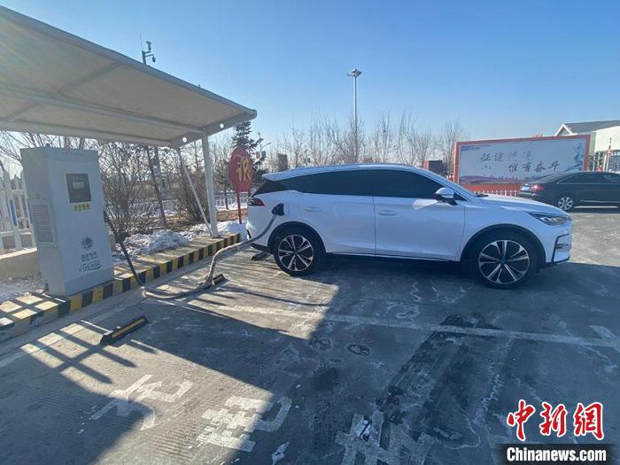 資料圖：新能源汽車正在充電?！±畹?攝