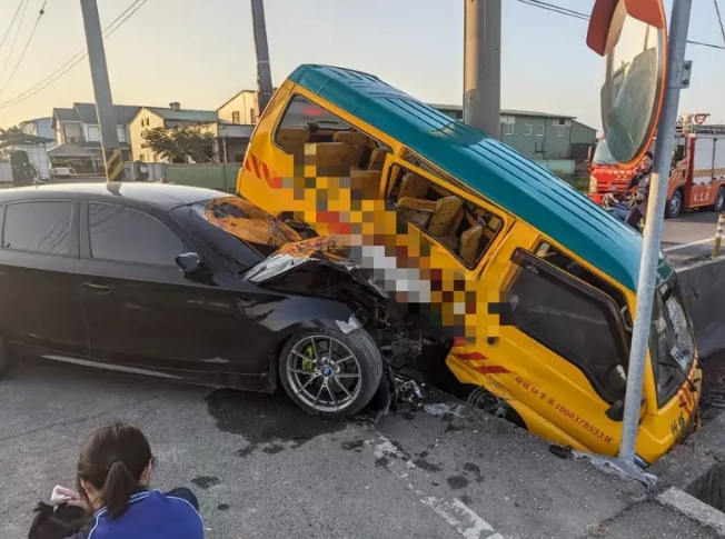托兒所校車被轎車從側(cè)邊撞上，車體嚴(yán)重毀損。圖片來源：臺灣《聯(lián)合報(bào)》民眾供圖
