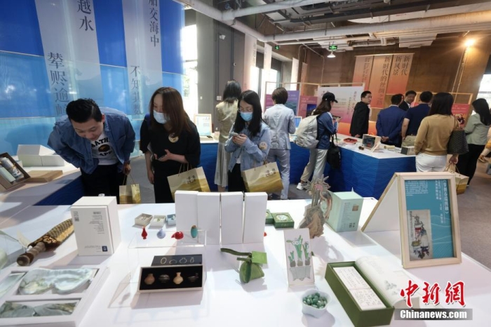 9月28日，“一帶一路，文明之橋”圖書文創(chuàng)展在北京圖書大廈開幕，圖為觀眾參觀展覽。<a target='_blank' href='/'><p  align=